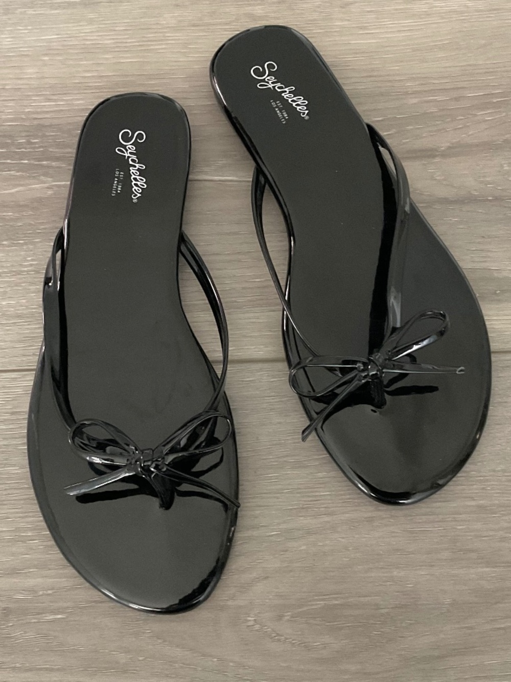 SEYCHELLES Wish List Bow Flip Flop in Glossy Black Size 8